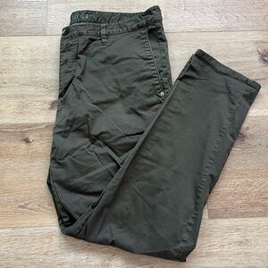 Men's Vuori Collin’s Chino Pant in Dark Oregano